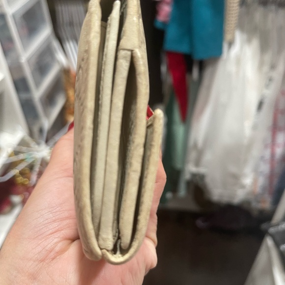 Gucci Beige Embossed Wallet - Picture 4 of 12